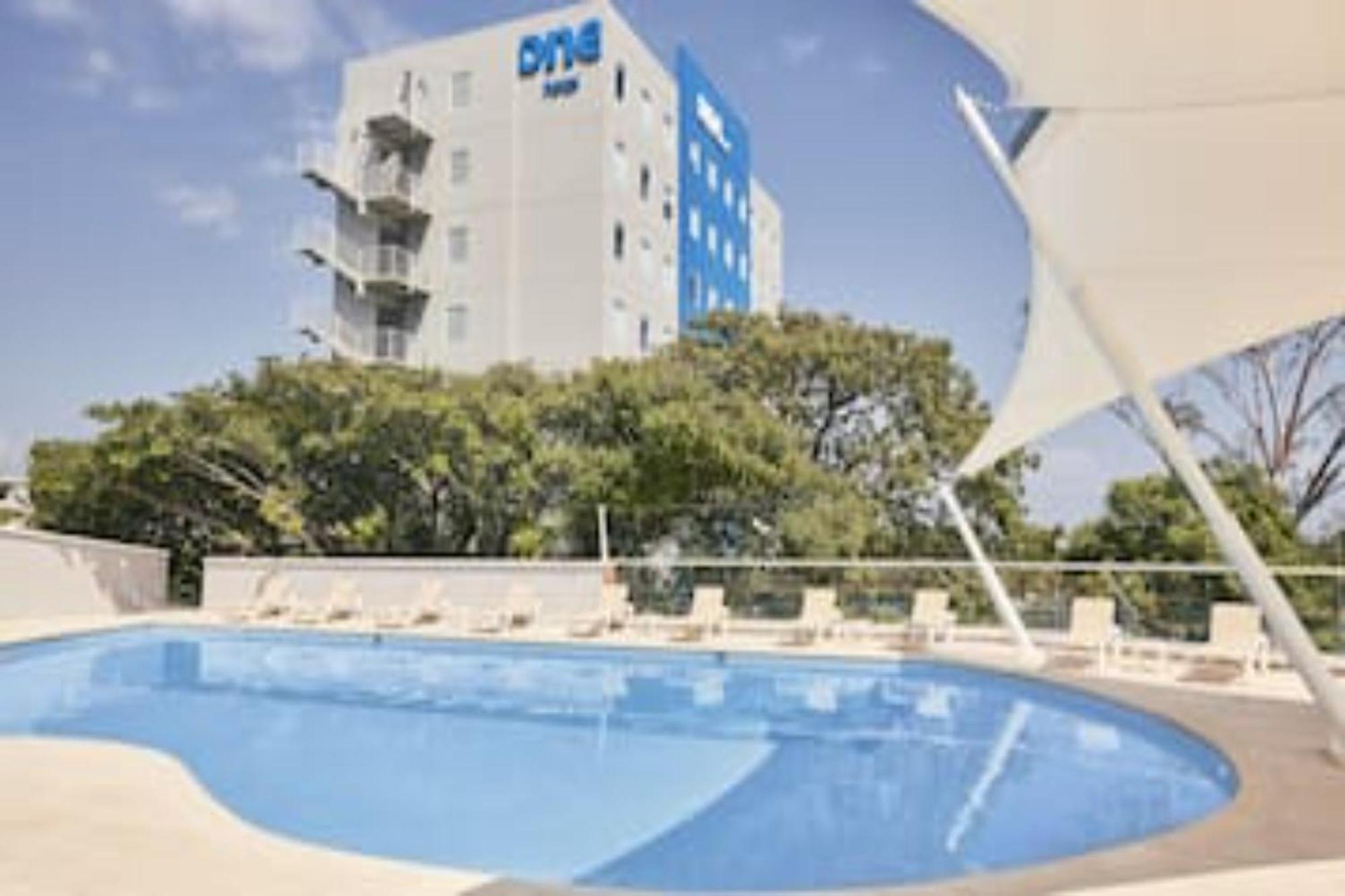Capital O Caracoles, Hotel Acapulco