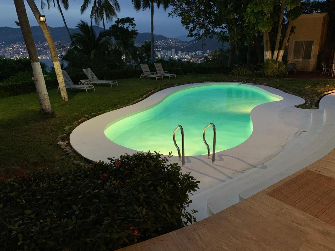 Casa En Fraccionamiento Las Brisas * Acapulco