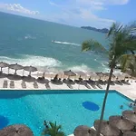 Suite en torres gemelas con vista al mar