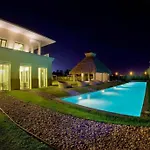 Hermoso departamento con albercas y playa privada
