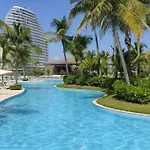 Hermoso departamento con albercas y playa privada