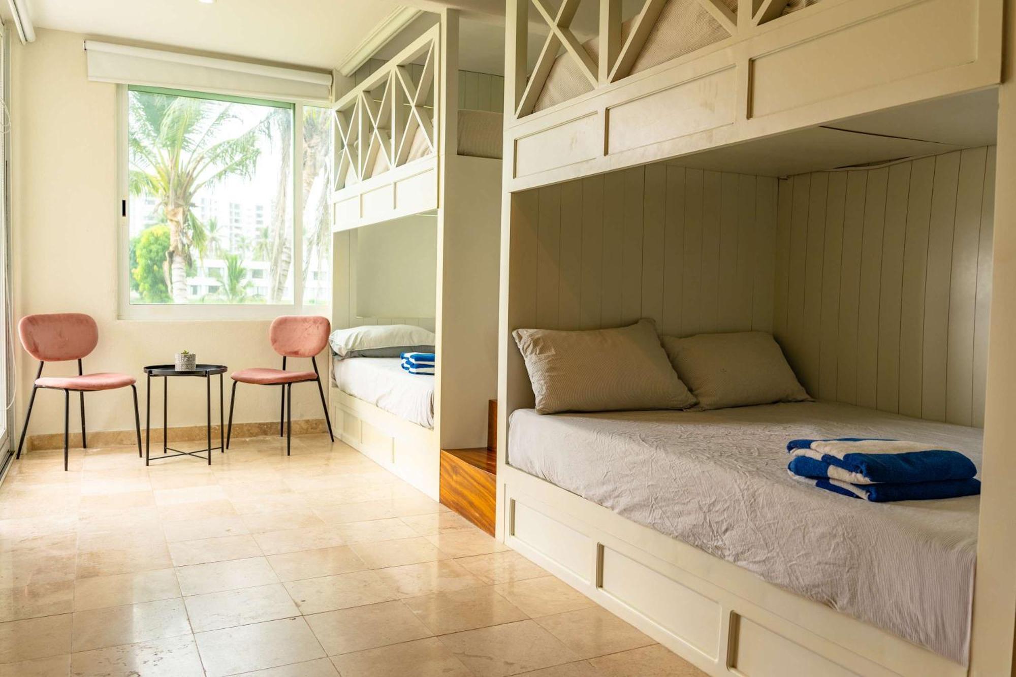 Family With 3 Bedrooms Pool & Hot Tub