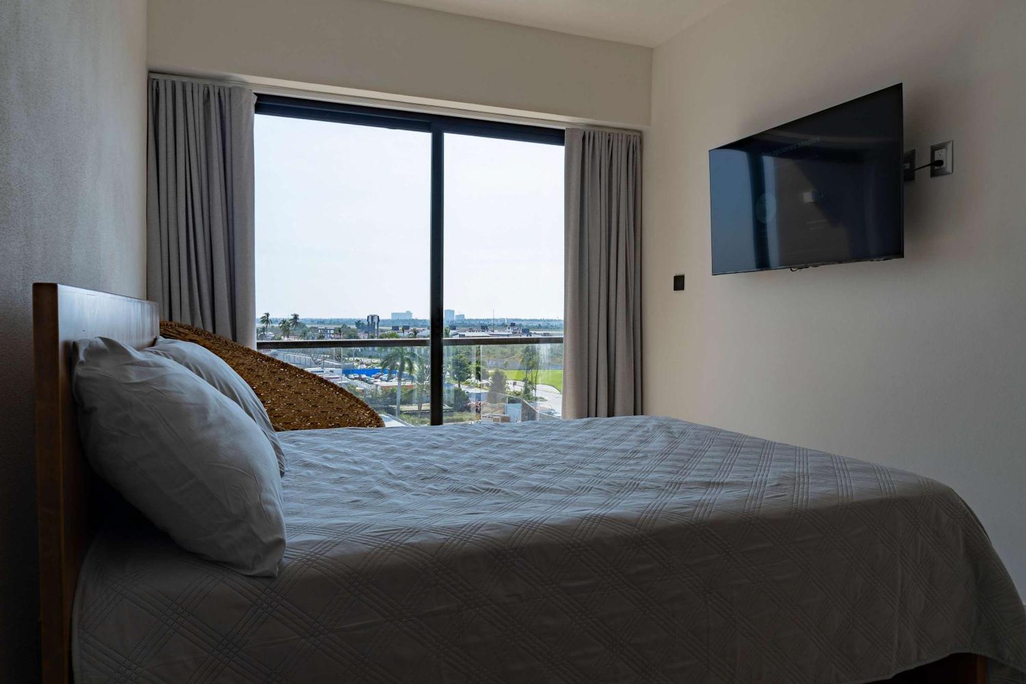 With Pool 3 Beds In Apartment *