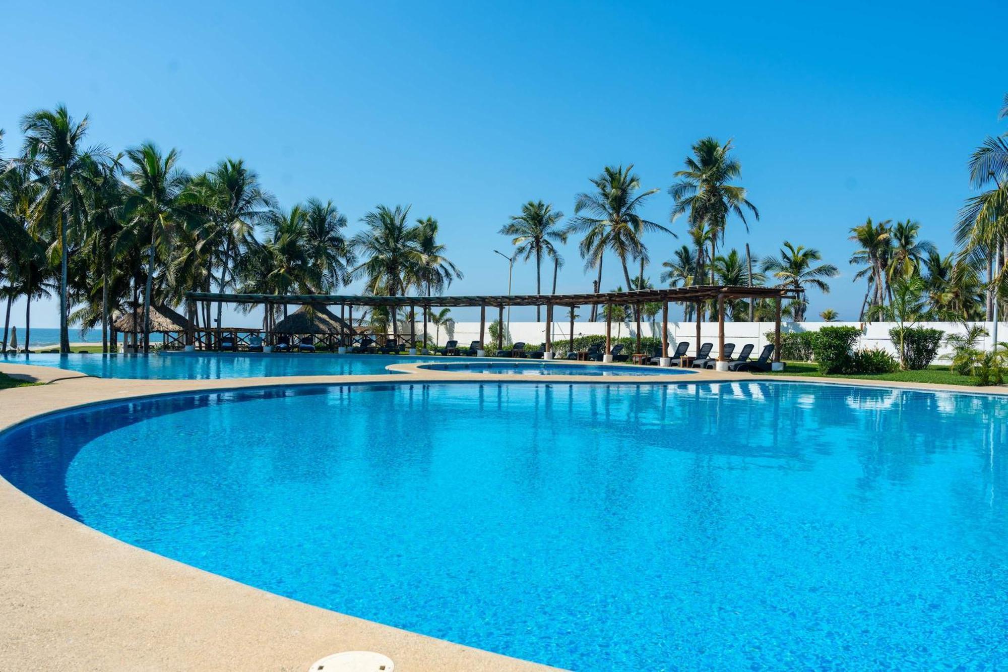 Сasa de vacaciones Family House With Pool 10 Min Airport