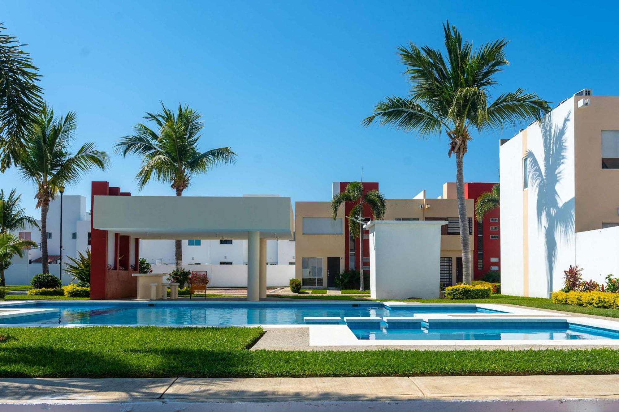 Family House With Pool 10 Min Airport Сasa de vacaciones *