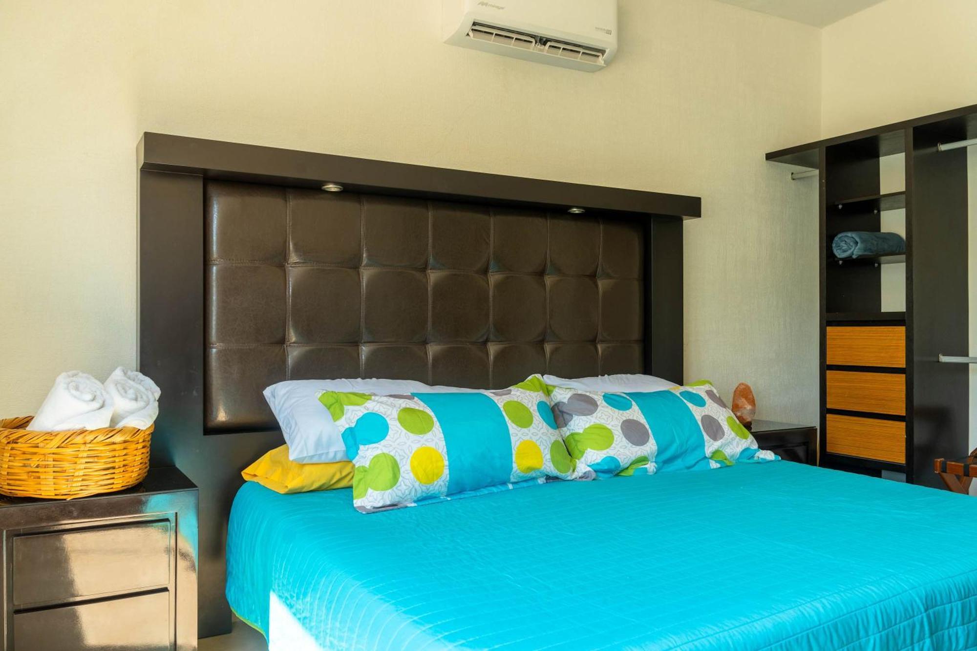 Сasa de vacaciones Family House With Pool 10 Min Airport