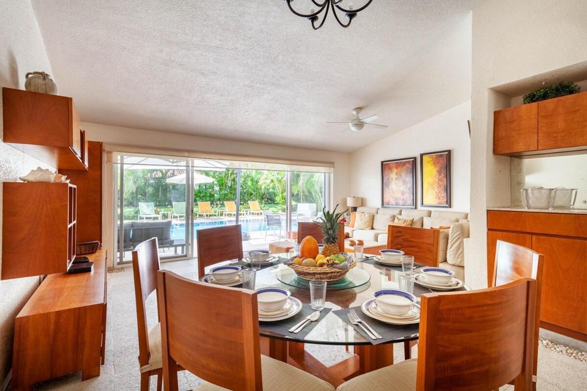 With Private Pool And Security Villa Acapulco