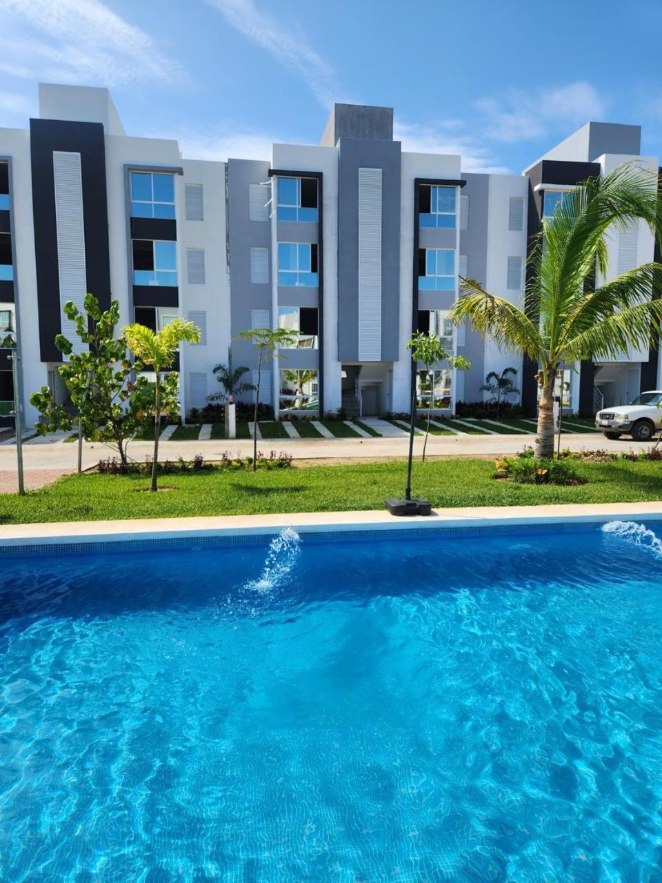 Departamento Con Alberca En Area Exclusiva