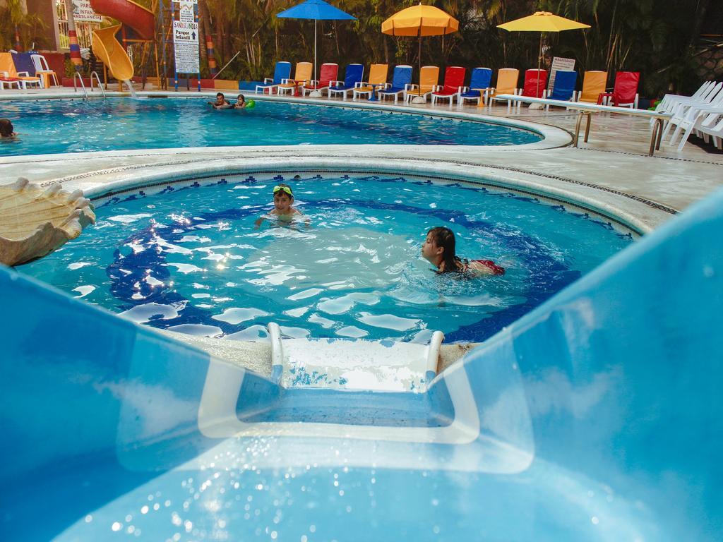 Hotel Sands & Acapulco