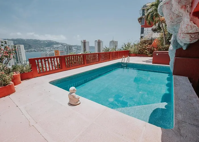 Casa con alberca con vistas a la bahia