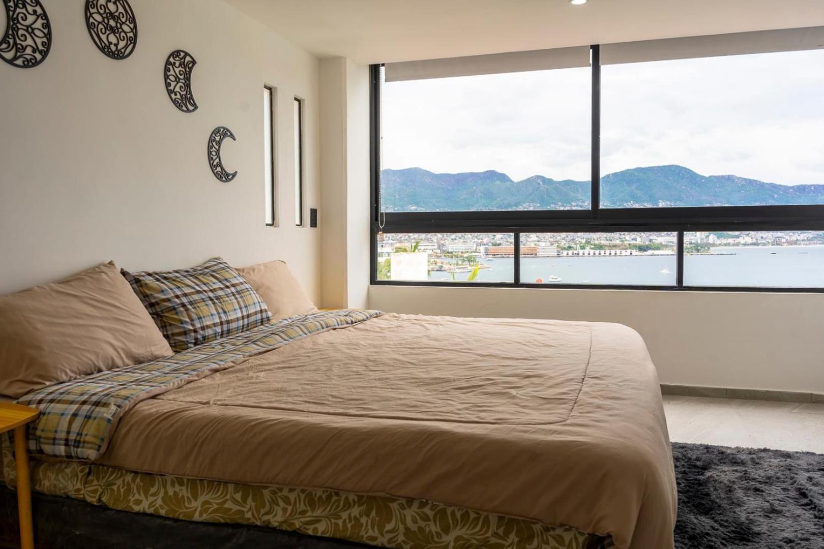 Apartment Retreat With Bay Views & Amenities *