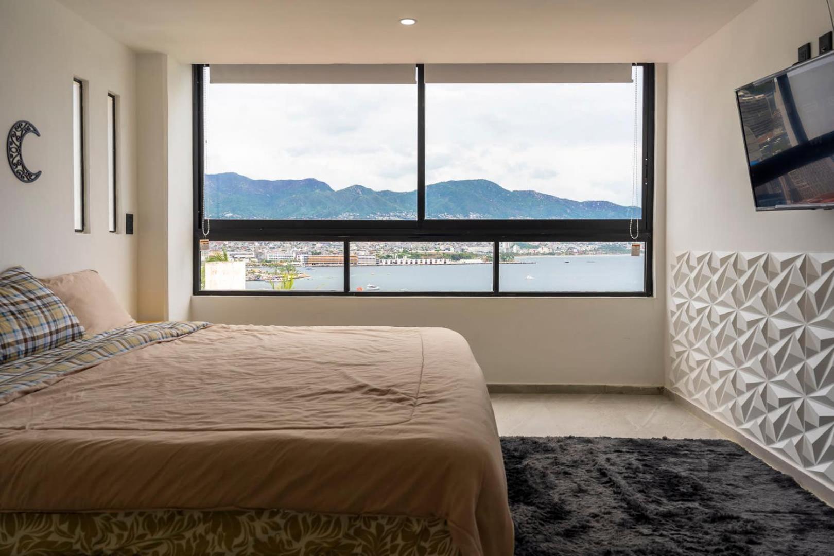 Retreat With Bay Views & Amenities