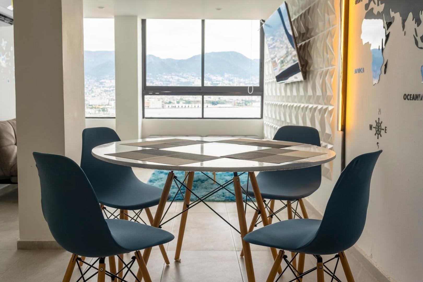 Retreat With Bay Views & Amenities Apartment