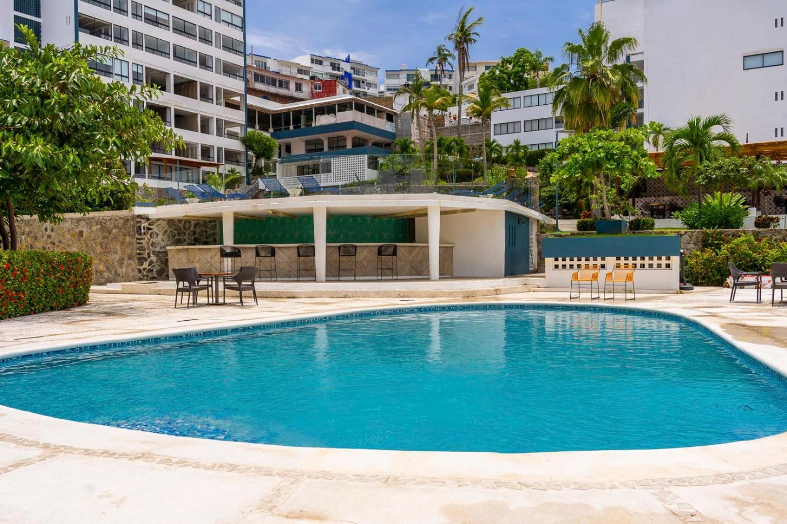 Retreat With Bay Views & Amenities *
