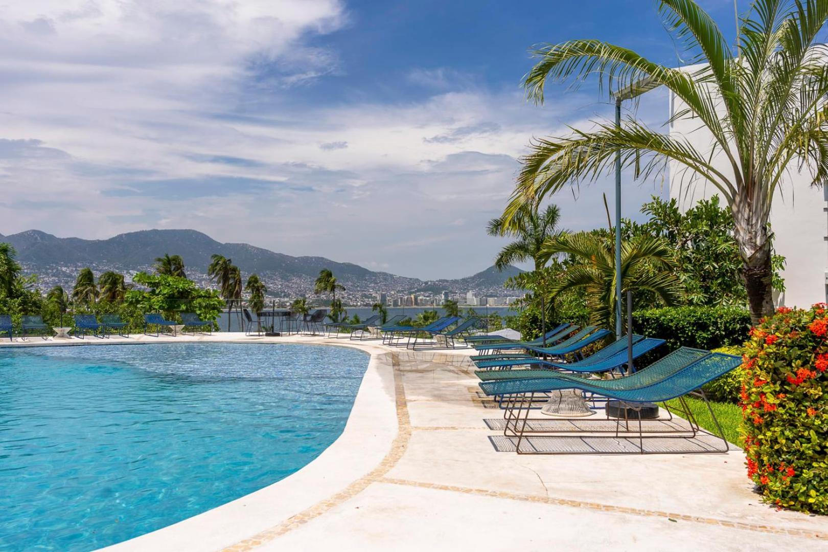 Apartment Retreat With Bay Views & Amenities
