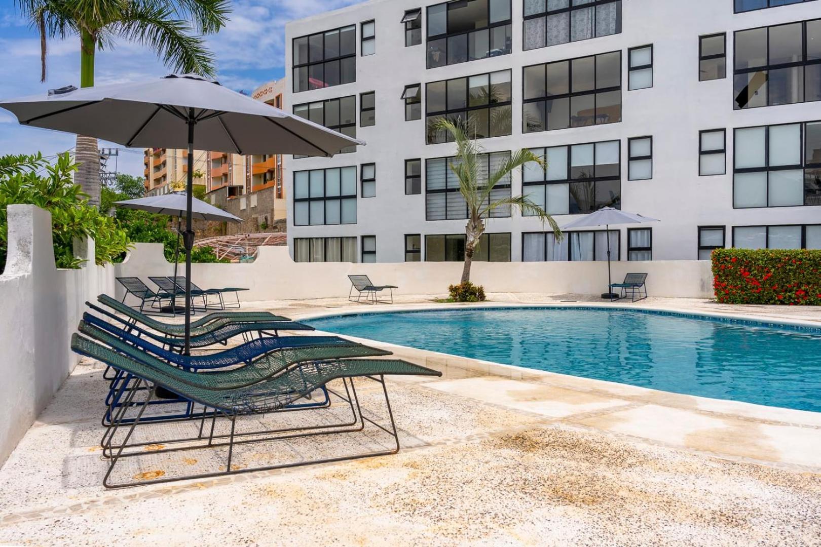 Apartment Retreat With Bay Views & Amenities *