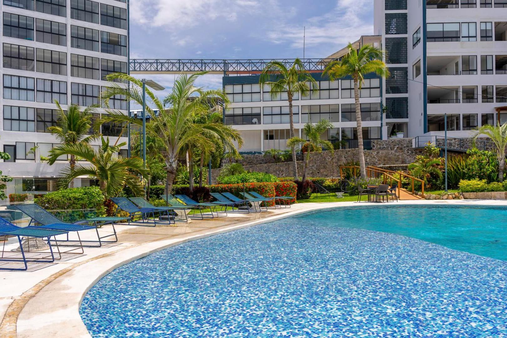 Retreat With Bay Views & Amenities Apartment