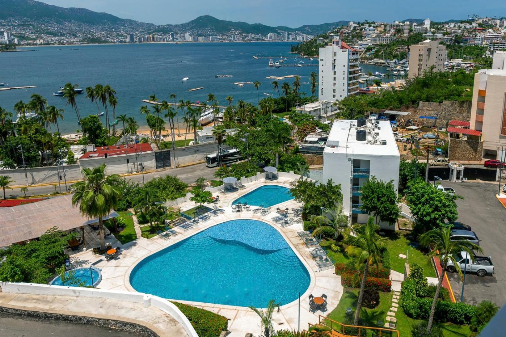 Retreat With Bay Views & Amenities Apartment