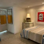 Acapulco, Gro Junto Al Mar