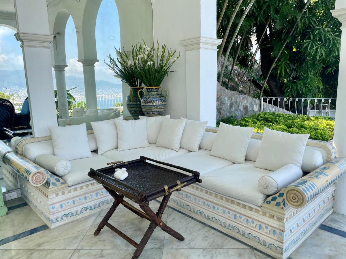 Jade Luxury Full Service Staff