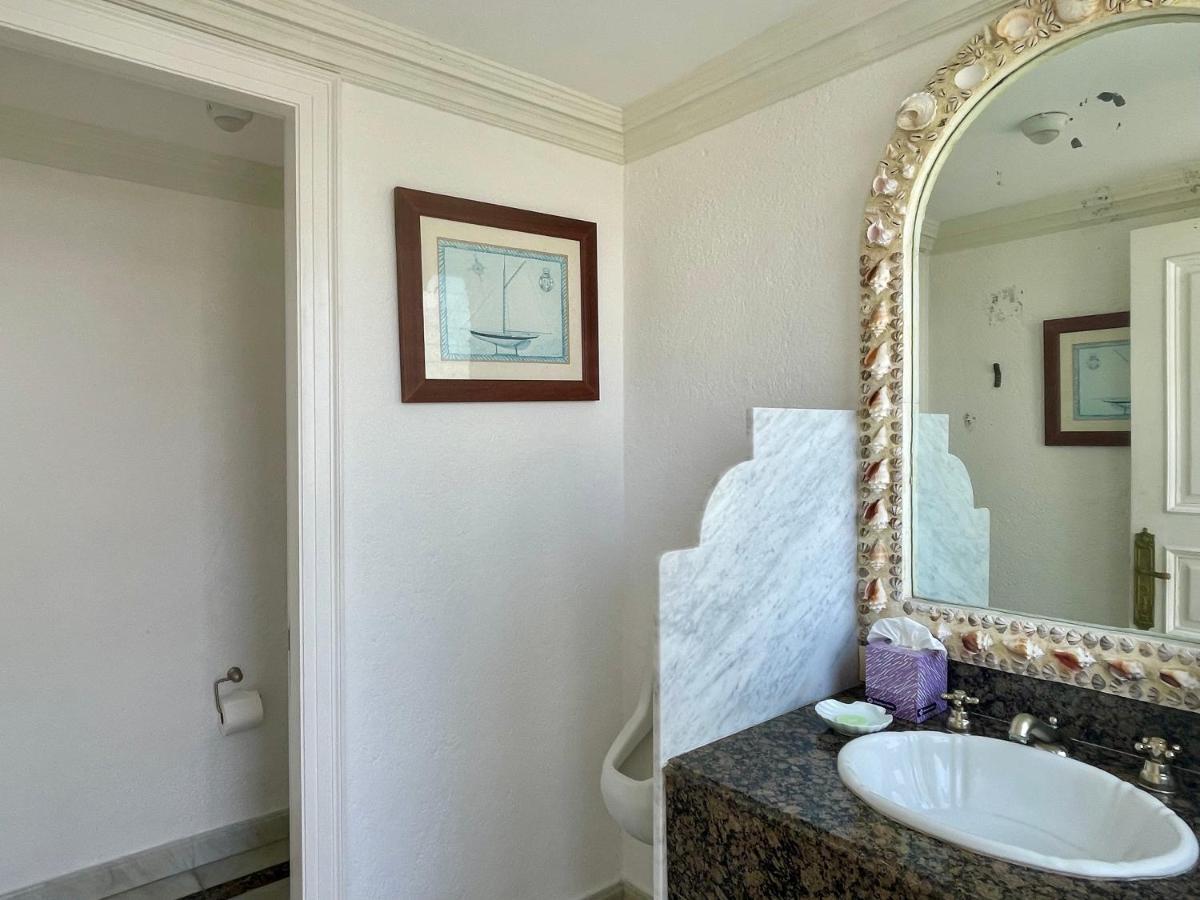 Villa Jade Luxury Full Service Staff