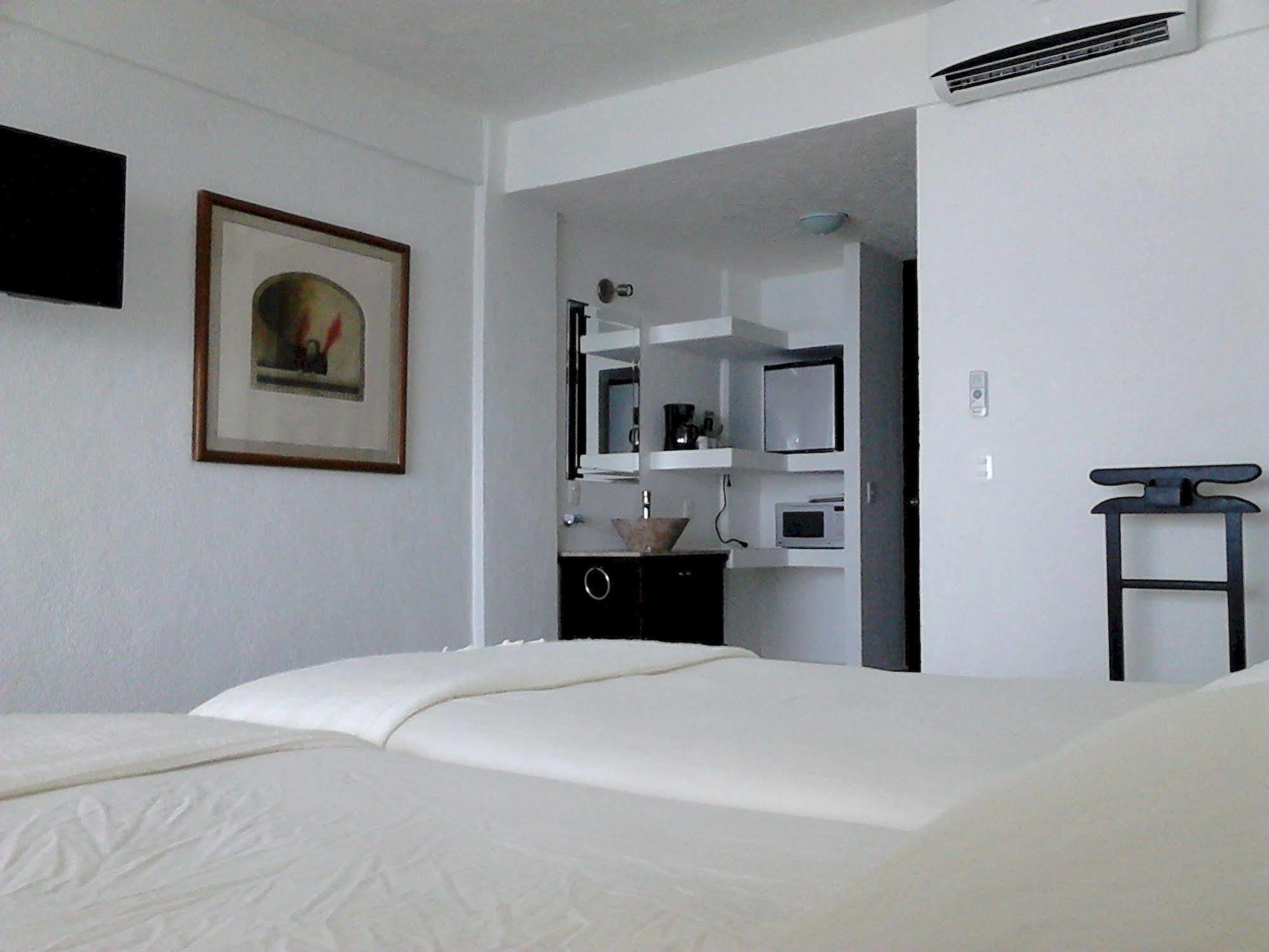 Donde Mira El Sol Retirado Y Espacioso Con Condiciones Ideales Pasar La Contingencia Con La Mayor Seguridad Hotel Acapulco